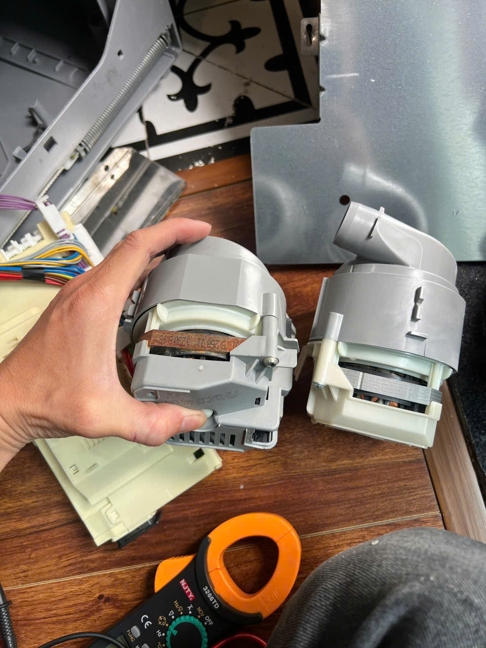 Kỹ thuật thay thế bơm nhiệt máy rửa bát Siemens