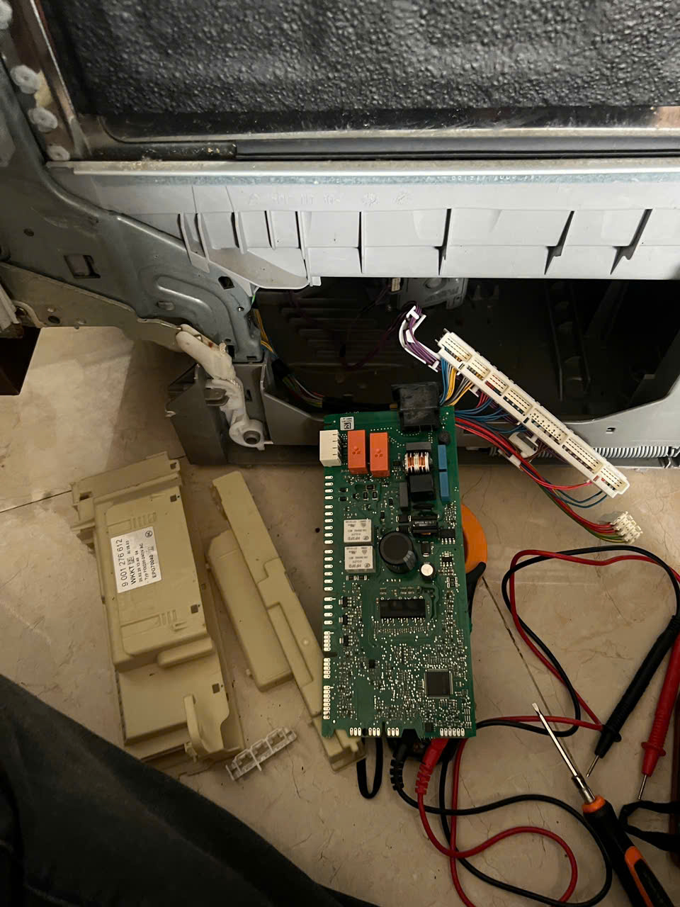 Máy rửa bát Siemens bị hỏng boar mạch do côn trùng xâm nhập